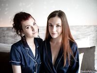 Lesbian - 2018-09-19 Robes - Emily Bloom & Elizabeth Reed - Reed Emily Robes Photos Elizabeth 2018-09-19 Bloom & Petite