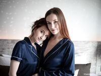 Lesbian - 2018-09-19 Robes - Emily Bloom & Elizabeth Reed - Reed Emily Robes Photos Elizabeth 2018-09-19 Bloom & Petite