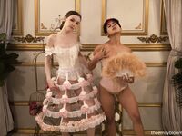 Lesbian - 2021-06-29 Queens - Emily Bloom & Mia Valentine - Mia Emily Photos Valentine Queens Bloom 2021-06-29 & Petite