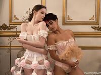 Lesbian - 2021-06-29 Queens - Emily Bloom & Mia Valentine - Mia Emily Photos Valentine Queens Bloom 2021-06-29 & Petite