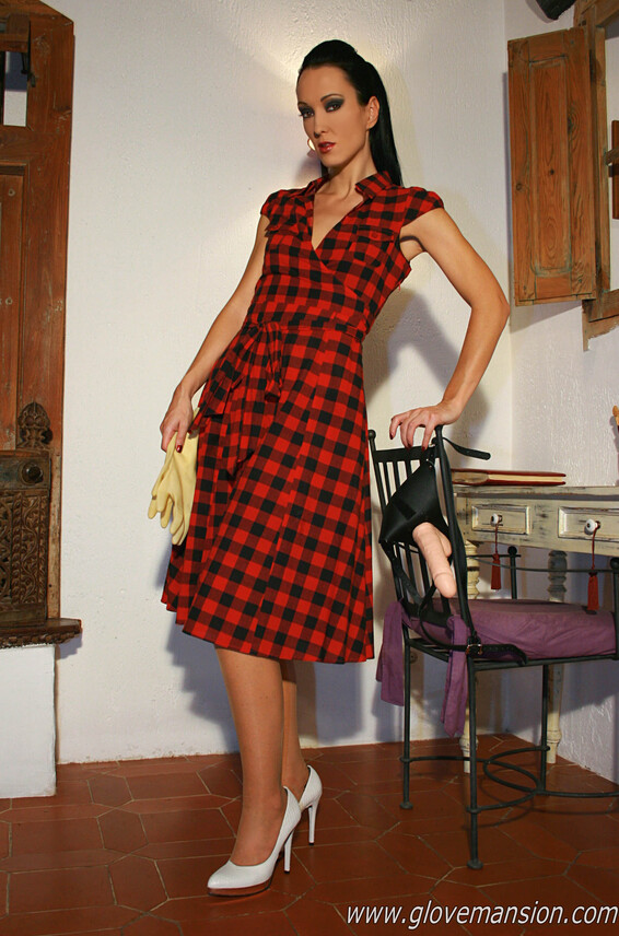 Dominant_Housewife Glovemansion Photos