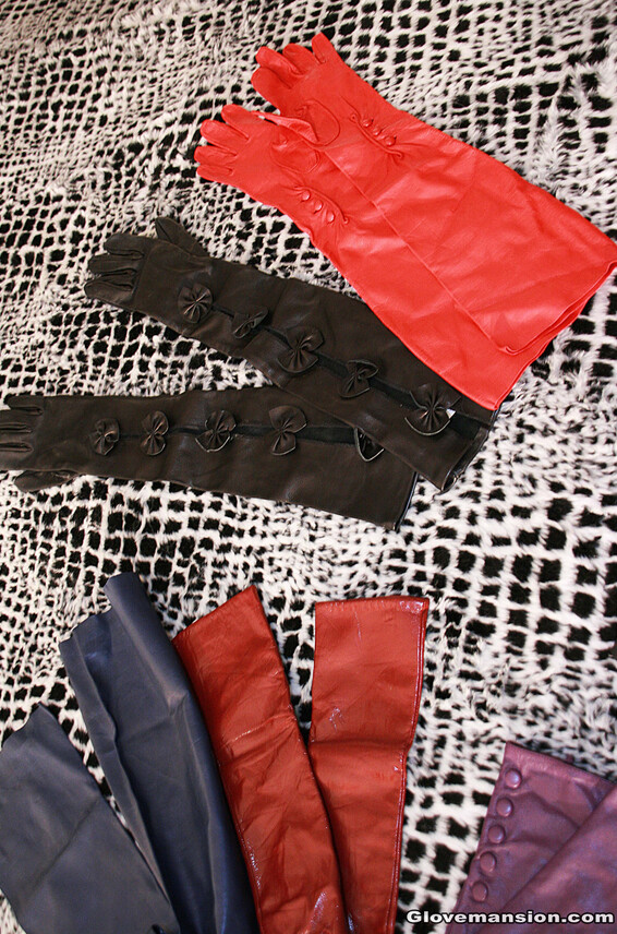 Glovemansion Erotic_Glove_Fitting_With_Candy Photos