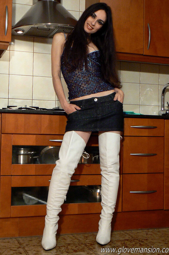 Glovemansion Photos Kinky_Asun_In_The_Kitchen
