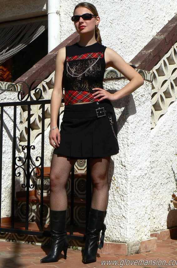 Rock_Chick_Laura Glovemansion Photos